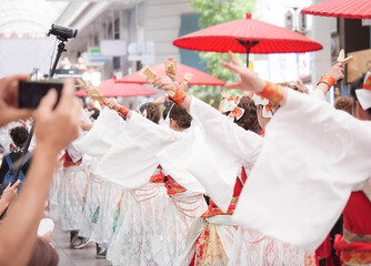 四国、高知県のよさこい祭りのパレード