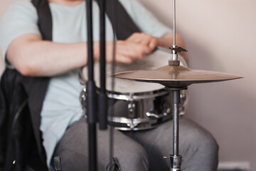 Obraz premium Drummer plays with hands on a snare drum
