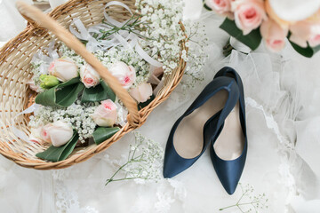 Obraz na płótnie Canvas wedding shoes and bouquet in a basket