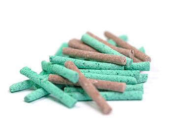 Düngestäbchen isoliert vor weißem Hintergrund