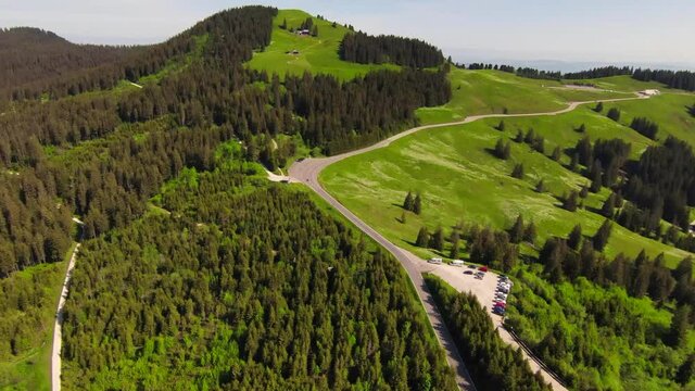 Das Gantrisch Naturgebiet aus dem Flug betrachtet, Berner Mittelland, Schweiz (Juni 2021)