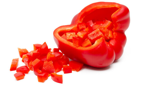 Paprika gew&uuml;rfelt, serviert in halbierter Paprika