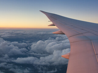 Fototapeta premium 飛行機の窓から美しい夕焼け雲と空