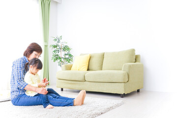 おばあちゃんとスマホを使う子供