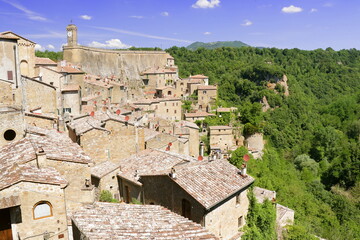Obraz premium Panorama di un antico borgo costruito su tufo - Sorano - Toscana - Italia