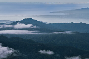 Paisaje despejado con montañas y nubes en un día fresco, cerro de la bufa