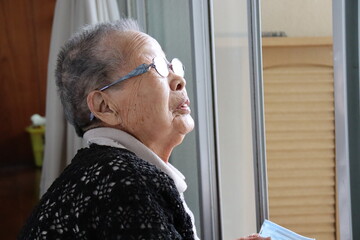 Fototapeta premium 高齢者の未来、縁側で自由な時間
