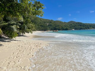 Plage de sable blanc et mer turquoise
