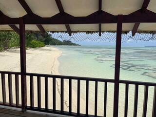 Plage de rêve vue depuis une palapas