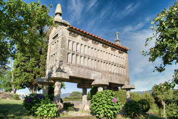 Hórreo tradicional gallego en Ponte Sampaio, Pontevedra, para mantener y conservar los alimentos y el grano alejados de la humedad y animales