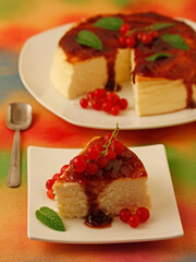 Cheesecake with red currants.