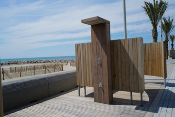 douche de plage en bois