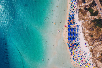 Prachtig uitzicht vanuit de lucht op het strand van Pelosa. Stintino, Sardinië, Italië. La Pelosa-strand, Sardinige, Italië. Het strand van La Pelosa, waarschijnlijk het mooiste strand van Sardinië, Italië