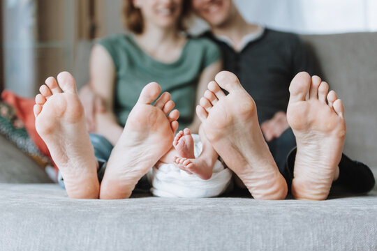 Babyf&uuml;&szlig;e Eltern mit Kind