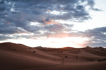 Fototapeta na wymiar Amanecer en el desierto