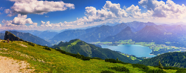 Vue sur le lac Wolfgangsee depuis la montagne Schafberg, en Autriche. Lac Wolfgangsee depuis la montagne alpine Schafberg. Sankt St. Wolfgang im dans le Salzkammergut, Ried, Salzburgerland, Autriche.