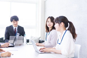 Obraz premium オフィスで仕事をするビジネスパーソン