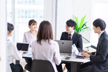 オフィスで仕事をするビジネスパーソン