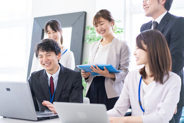 オフィスで仕事をするビジネスパーソン