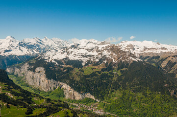 Fototapeta premium Lauterbrunnen, Lauterbrunnental, Schilthorn, Mürren, Winteregg, Staubbach, Wasserfall, Wanderweg, Bergbahn, Aussichtspunkt, Berner Oberland, Alpen, Sommer, Schweiz