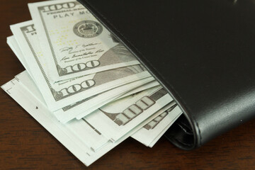 Naklejka premium Mock up cash in the black wallet man.