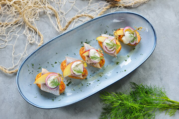 Gebackene Minikartoffeln  mit Matjesfiletstücken, Apfelscheiben und Dillquark   - Baked small ...