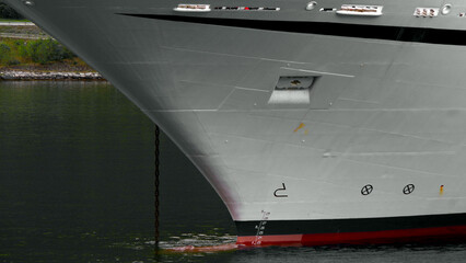 Kreuzfahrt in die Fjorde von Norwegen - Landscape cruising with classic luxury cruiseship or cruise...