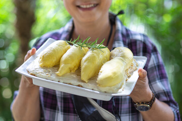 Choose the durian fruit on the cheese pie in Grandma's hand. dessert design Blends perfectly with...