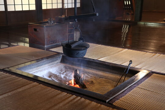 日本の古民家。生活道具。囲炉裏と鉄鍋。