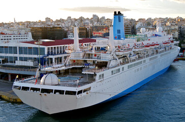 Klassisches Kreuzfahrtschiff bei Sonnenaufgang for Stadtkulisse - Classic luxury cruiseship or...