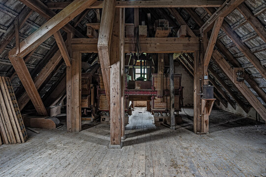 Alte M&uuml;hle mit Maschinen und R&auml;umen
