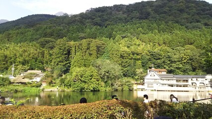 山と建物