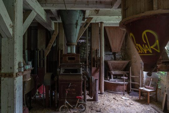 Alte M&uuml;hle mit Maschinen und R&auml;umen