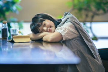 うたた寝する若い女性