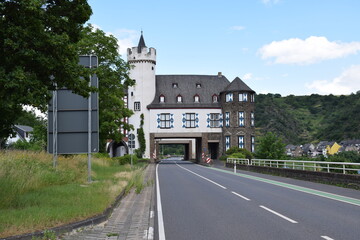 Durchfahrt durch die Oberburg Kobern-Gondorf