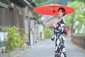 小江戸佐原の町並みと和傘を持つ美しい浴衣姿の女性	