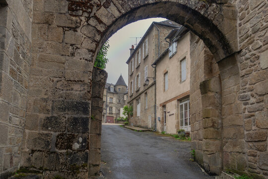 Sur le chemin de Compostelle, la voie de Rocamadour, la ville de Treignac.