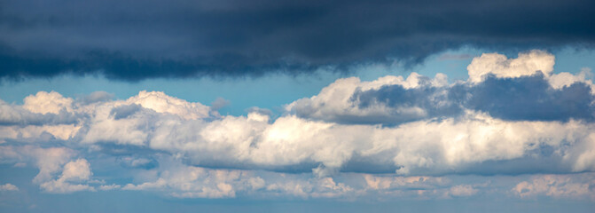 Naklejka premium Beautiful panorama of clouds in the sky before the rain