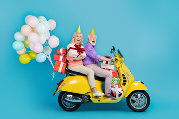 Photo of funky sweet husband wife driving motorcycle dressed hats holding presents balloons...