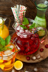 Frische bunte Getraenke mit Fruechten