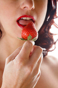 Mund einer Frau mit Erdbeere
