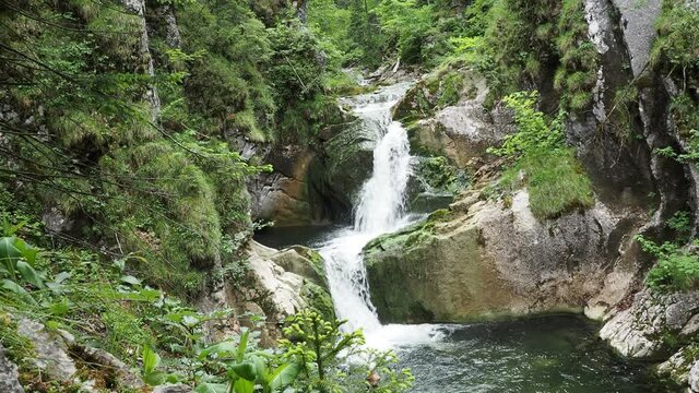 Tegernsee Wasserfall. Zwischen Enterrottach und Valepp. Rottach-Wasserf&auml;lle traumhaft sch&ouml;ne Wasserf&auml;lle mit herrlicher Kulisse. Fallstufen und der gro&szlig;en Gumpe