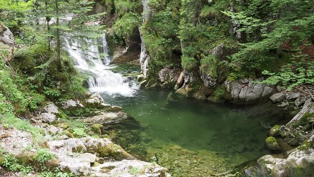 Rottach-Egern. Richtung Mautstrasse Valepp und Sutten oberhalb des Ortsteils Enterrottach, Besonderen Ausflugszielen am Rottach-Wasserf&auml;lle unter der bekannte Wallberg