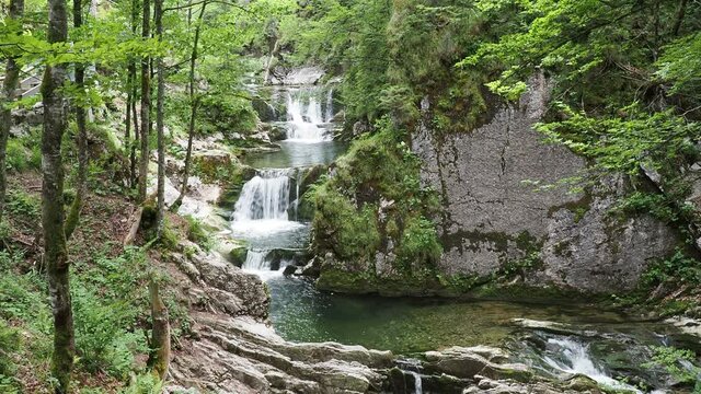 Rottach-Wasserf&auml;lle zwischen Enterrottach und Valepp, Mautstrasse richtung Sutten. Wasserfall mit den Fallstufen und der gro&szlig;en Gumpe