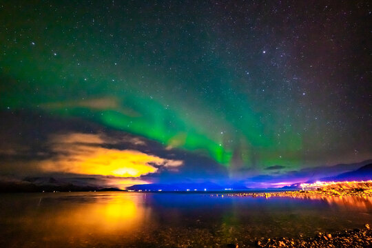 Nordlichter über dem Fjord in Troms bei Tromsö. Aurora Borealis in the sky, heavenly light in the dark night. the lady dance in the sky. Polarlicht, Nordlicht in Norwegen © Dieter