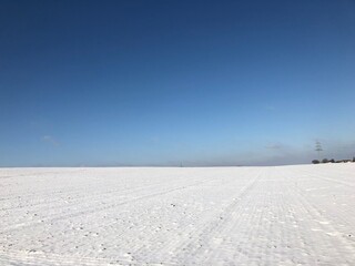 Fototapeta na wymiar Blauer Himmel und weißer Schneebedeckter Boden. Klarer himmel 