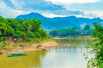Obraz premium Construction of Bamboo Bridge over Mekong River Luang Prabang Laos.