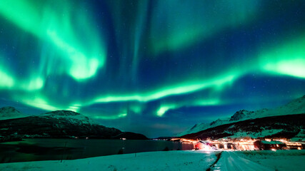 Nordlichter über den Lyngenalps, Troms, Norwegen. Aurora Borealis, die Lady tanzt über...
