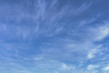 ciel bleu avec petit voile nuageux