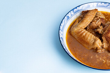Caldo de Gallina casero, un plato tradicional de  Paraguay